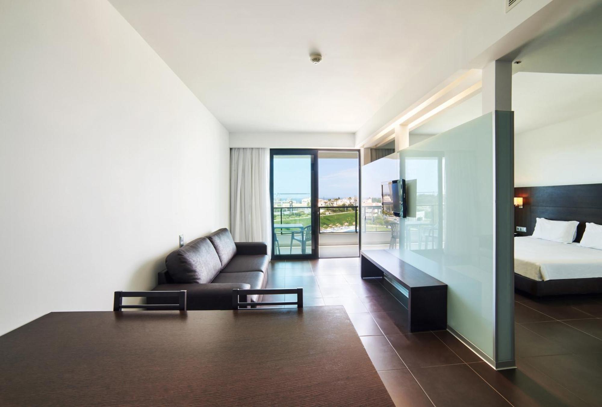 SUITE PRESTIGE VISTA LATERAL JARDIM OU PISCINA 4AD